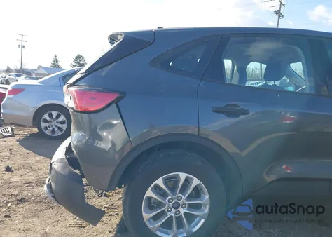 2022 Ford Escape S z USA, uszkodzony, nr VIN 1FMCU9F65NUA06373